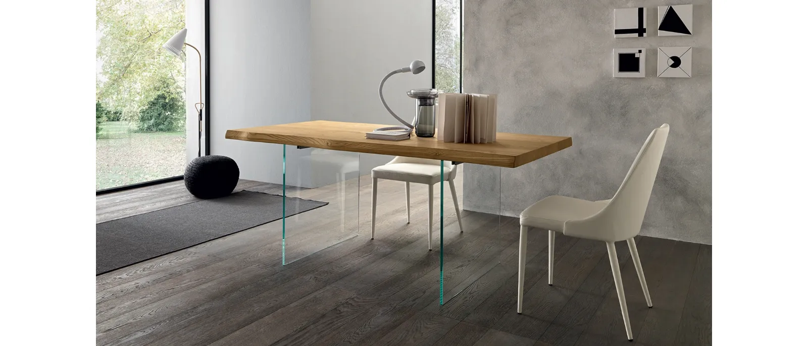 Tavolo rettangolare Meridiano di Altacon con piano in legno e gambe in vetro com