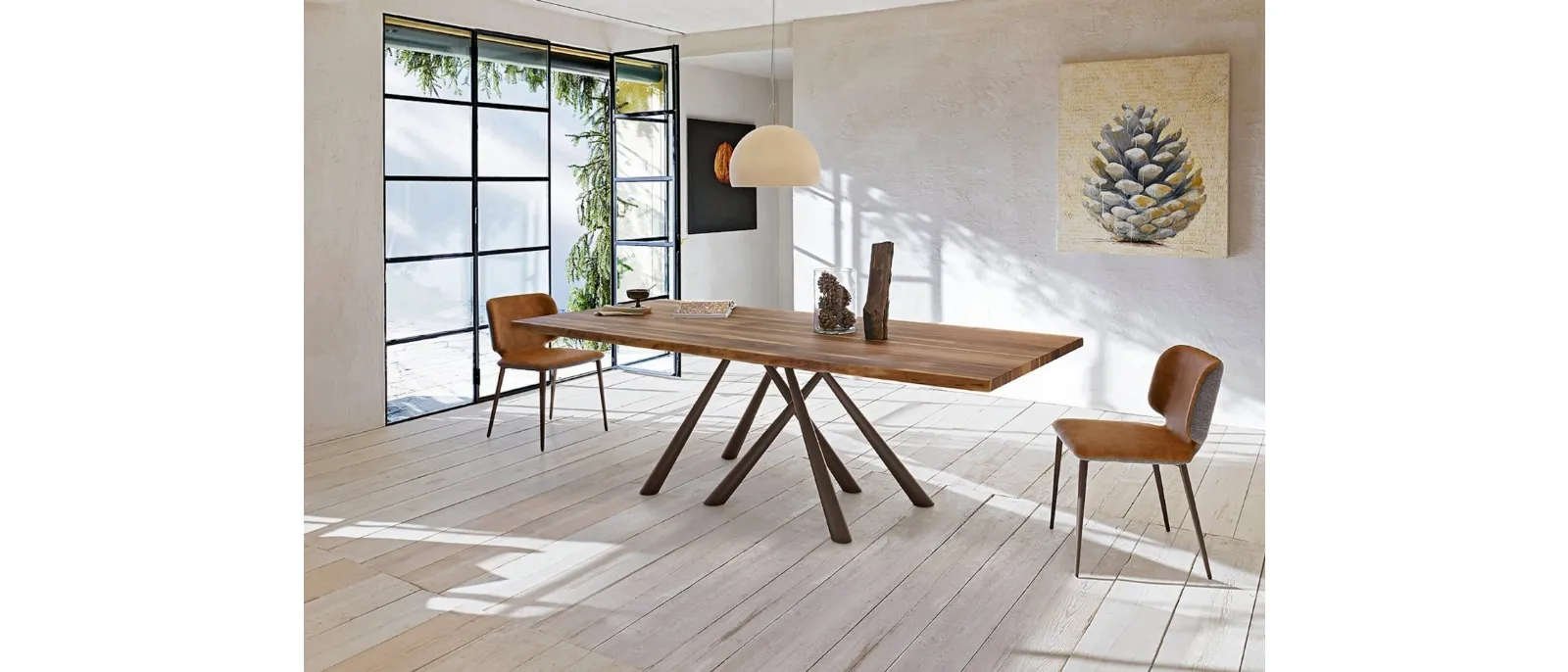 Tavolo Forest con top in legno massello e base in metallo di Midj