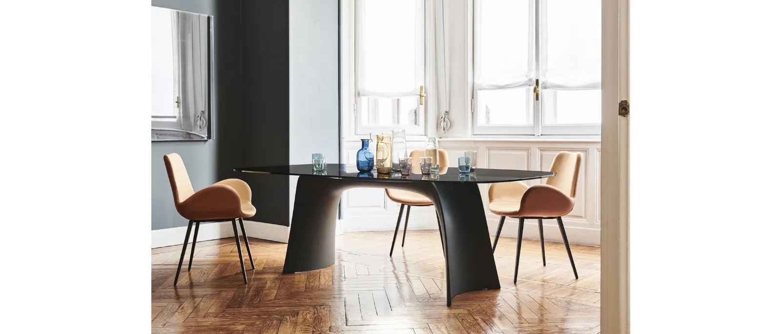 Tavolo di design con top in vetro e base in Baydur Moonlight di Midj