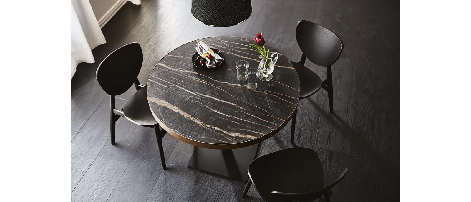 Tavolo rotondo in ceramica con base quadrata Ribot Keramik Bistrot di Cattelan Italia