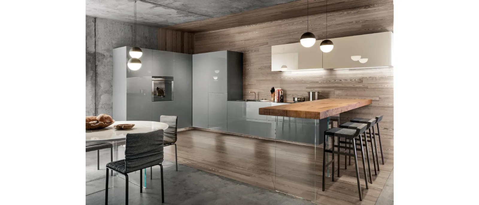 Cucina Design angolare in vetro laccato Grigio lucido 36e8 con penisola in legno di Rovere con base in vetro temperato trasparente di Lago