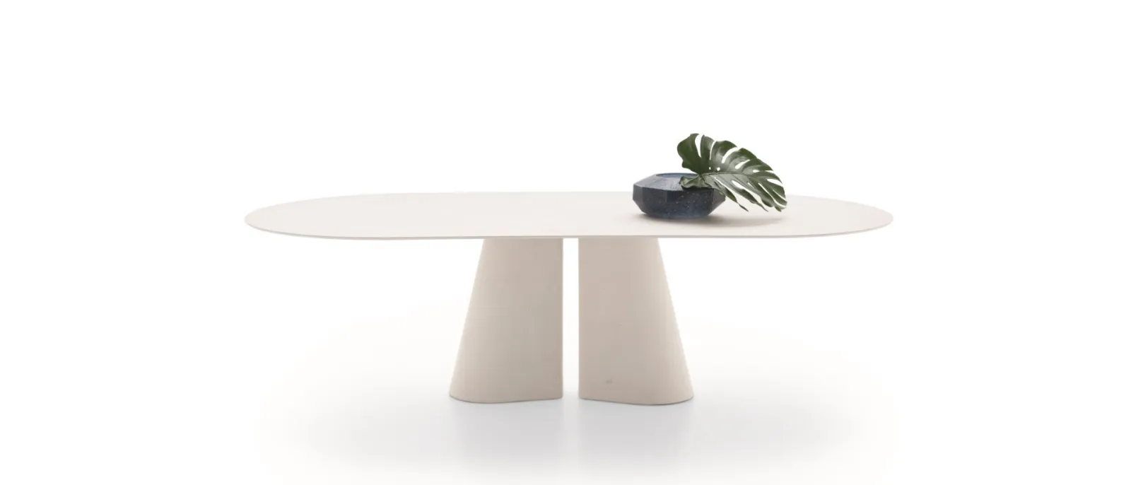 Tavolo Pillar con top in gres e base in cemento di Ditre Italia