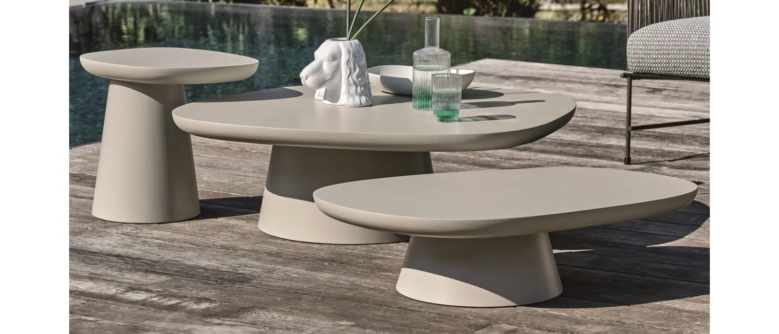 Tavolini Stone con base in metallo verniciato e top in MDF verniciato con finitura outdoor di Ditre Italia