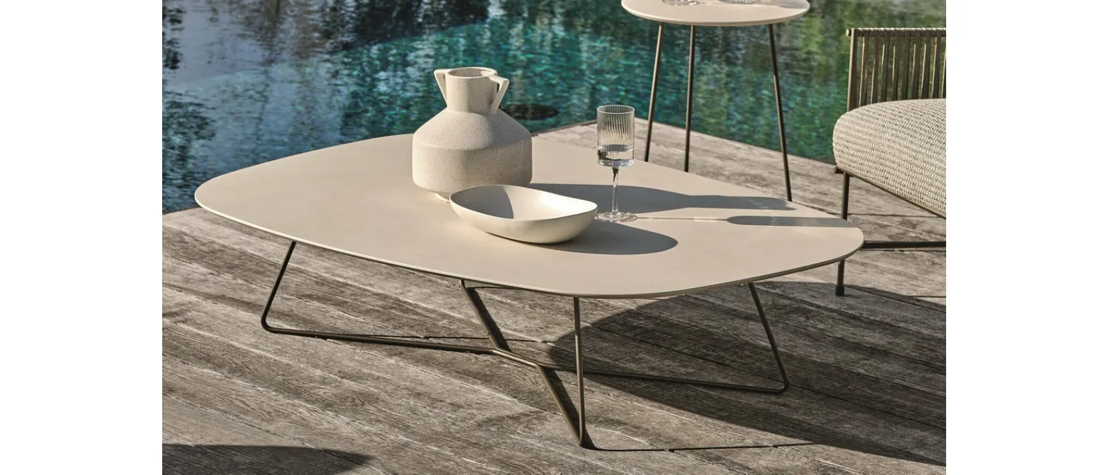 Tavolino con top in gres e struttura in metallo Kevin di Ditre Italia